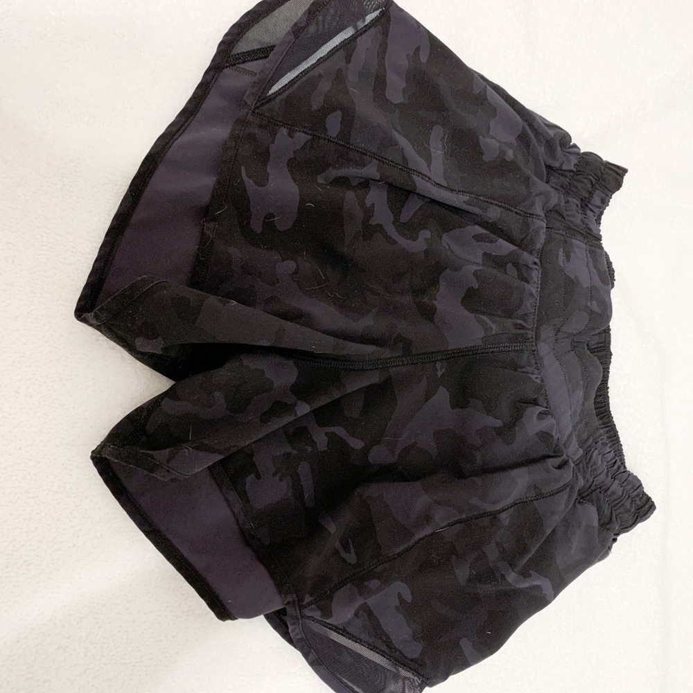 Black camo lululemon hotty hot shorts 4”